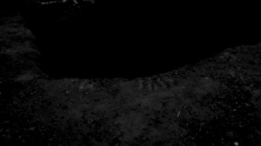 Çukurdan çıkmış ölü bir adamın elleri. Siyah beyaz korkunç video. Cadılar Bayramı. Yüksek kalite 4k görüntü