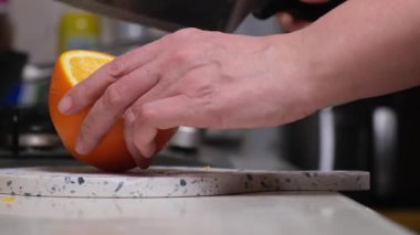 Mutfakta portakal kesen kadın elleri, yakın plan. Yüksek kalite 4k görüntü