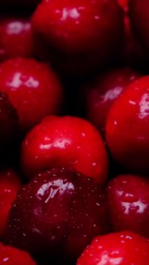 Kırmızı taze çilek ve yapraklı yaban mersini. Tatlı olgun böğürtlen. Böğürtlen arka planı. Sağlıklı vejetaryen yemeği. Yüksek kalite 4k görüntü