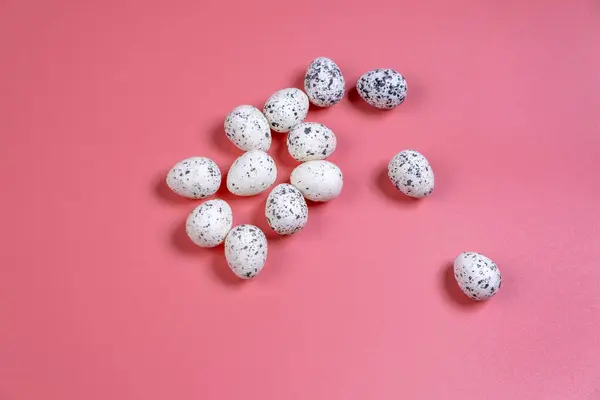 Pembe arka planda Paskalya yumurtaları. Paskalya kutlamaları konsepti. 