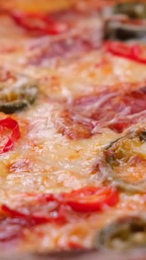 Fırından yeni çıkmış mozzarella peynirli pepperonili pizzayı yakından çek. Lezzetli İtalyan pizzası . 