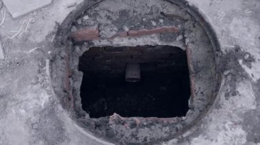 Eski bir kanalizasyon tahsildarına ya da rögar kapağına elinde boru, korkunç video, korku, mistisizm olan korkunç bir video. Yüksek kalite 4k görüntü