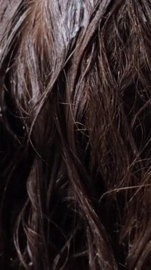 Saç bakım maskesi, tarakla ya da fırçayla saçına sürme işleminin yakın çekimi. Yüksek kaliteli HD görüntüler