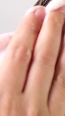 Saç bakım maskesi, saçlara elle sürme işleminin yakın çekimi. Yüksek kalite 4k görüntü