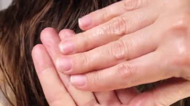 Parmaklarınızdaki ya da avuçlarınızdaki şekillendirme balmumunu uygulayarak ve önceden ısıtarak. Yüksek kalite 4k görüntü