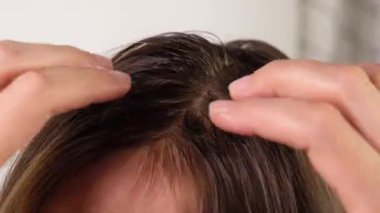 Ovalamak, ovalamak, kafa derisine masaj yapmak, yakın plan saç bakımı..