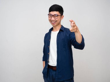 Pozitif Asyalı iş adamı seni seçebilmek için parmağını kaldırdı.