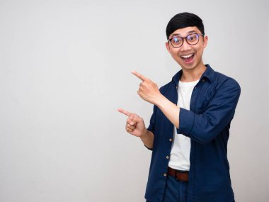 Neşeli Asyalı adam gözlük takıyor işaret parmağı izole edilmiş.
