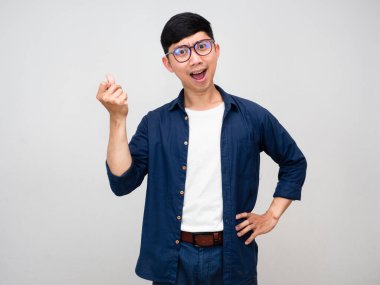 Pozitif Asyalı iş adamı hareketi parmak şıklatma işi için fikir ayrılığı