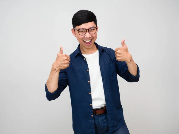 Młody Biznesmen Stojący Pokazać Kciuk Górę Szczęśliwy Sukces Odizolowany — Zdjęcie stockowe