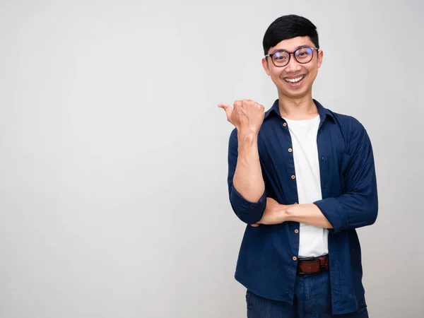Positivo Asiático Homem Feliz Sorriso Gesto Ponto Dedo Isolado — Fotografia de Stock