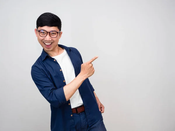 Pozytywny Azji Człowiek Nosić Okulary Gest Punkt Palec Odizolowany — Zdjęcie stockowe