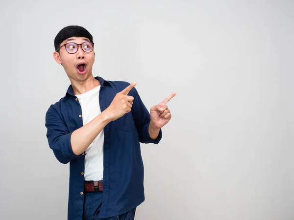 Veselý Asijský Muž Nosí Brýle Otočit Gestu Ukazováček Izolované — Stock fotografie