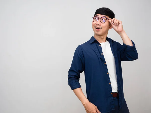 Позитивный Азиатский Сотрудник Носить Очки Весело Повернуться Выглядеть Изолированным — стоковое фото