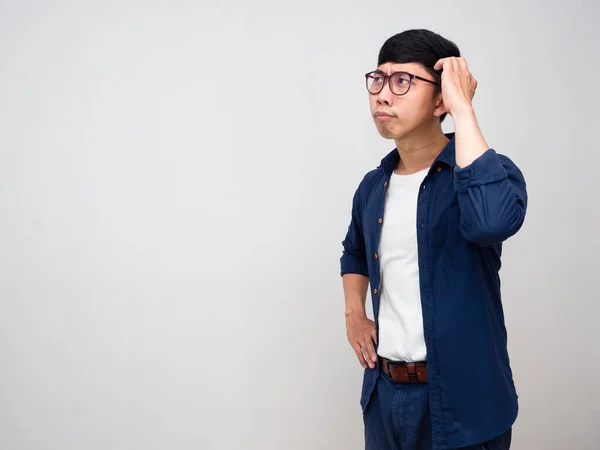 Asiático Empresário Sente Confuso Coçar Cabeça Isolado — Fotografia de Stock