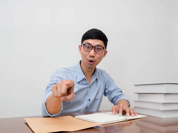 Manager Mann Mit Brille Sitzt Schreibtisch Zeigefinger Sie Wählen — Stockfoto