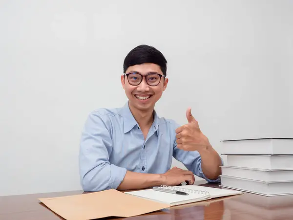 Pozitivní Obchodník Nosit Brýle Šťastný Úsměv Show Palec Nahoru Sedět — Stock fotografie