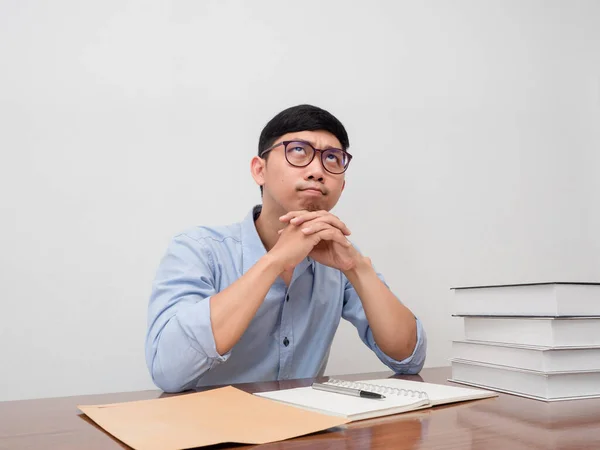 Empresário Usar Óculos Sentar Mesa Trabalho Gesto Pensativo Sobre Trabalho — Fotografia de Stock