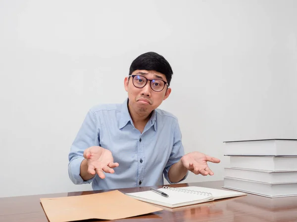 Asiático Hombre Negocios Usar Gafas Sentarse Mesa Trabajo Siente Confundido — Foto de Stock