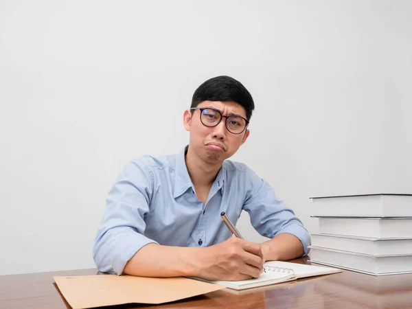 Asiático Hombre Negocios Usar Gafas Sentarse Trabajo Mesa Siente Aburrido —  Fotos de Stock