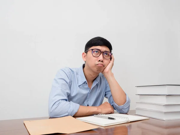 Empresário Usar Óculos Sente Entediado Sentar Mesa Trabalho Gesto Pensativo — Fotografia de Stock