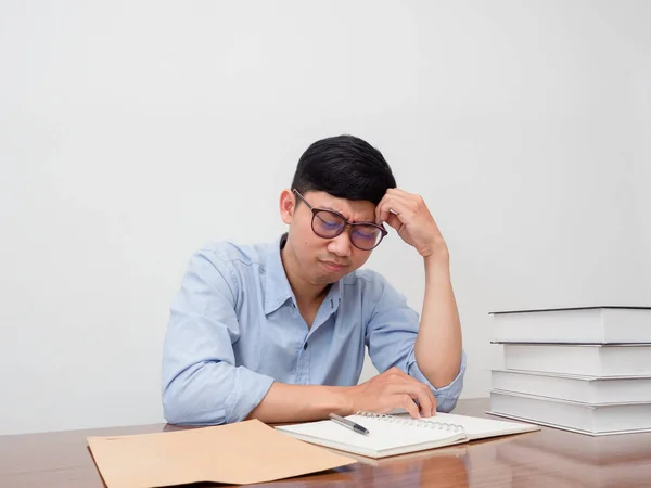 Asiático Homem Negócios Usar Óculos Sentar Mesa Trabalho Sente Tentado — Fotografia de Stock