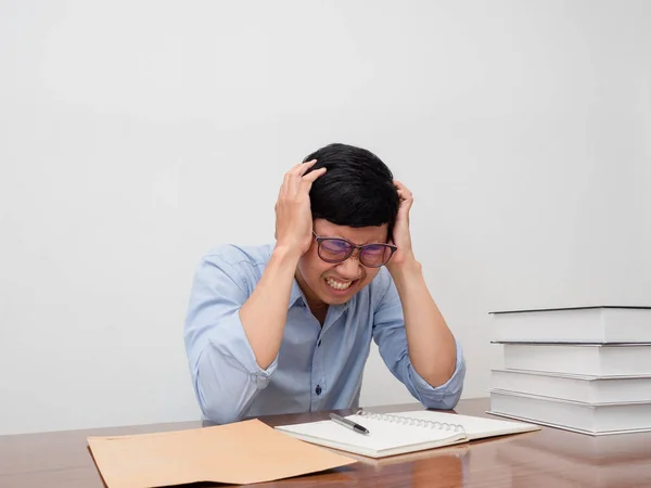 Asiatischer Geschäftsmann Mit Brille Sitzt Arbeitstisch Und Hat Kopfschmerzen — Stockfoto