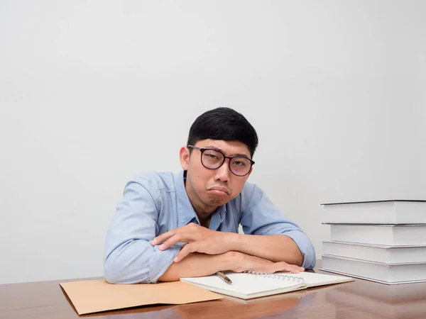 Ázsiai Üzletember Visel Szemüveget Munkaasztal Úgy Érzi Kipróbált Unatkozik — Stock Fotó