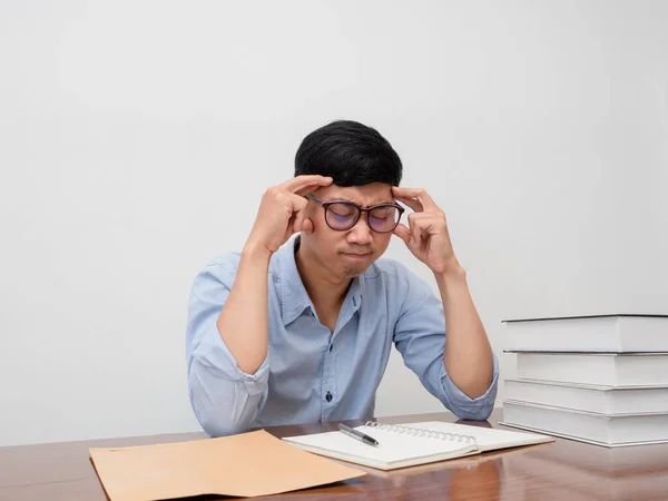 アジアのビジネスマンは眼鏡をかけて仕事のテーブルに座る彼の頭を保持しようと感じ — ストック写真