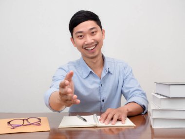 Pozitif Asyalı iş adamı gülümsemesi. El sıkışarak seni seçiyor.