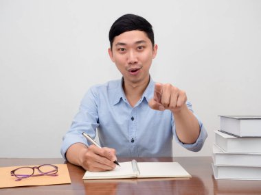 Pozitif Asyalı iş adamı gülümsemesi seni seçtiği için işaret parmağı.