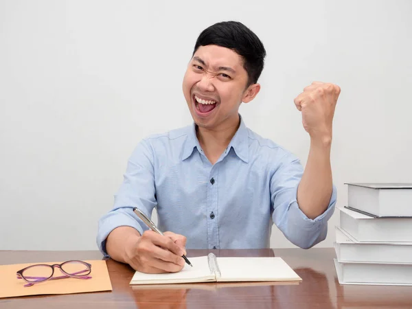 Positiver Asiatischer Geschäftsmann Freut Sich Über Erfolgreiche Arbeit — Stockfoto