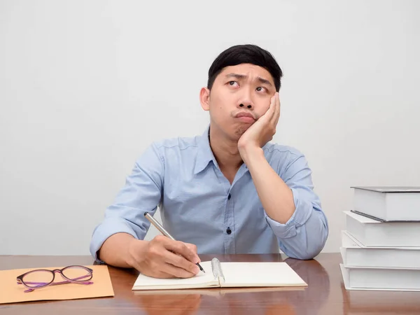 Asijský Podnikatel Sedět Pracovním Stolem Cítí Vyzkoušený Nudný — Stock fotografie