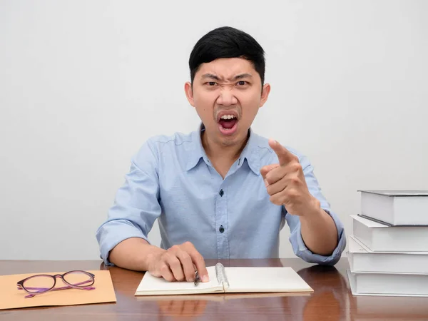 Asiático Homem Negócios Sentar Mesa Trabalho Sente Irritado Dedo Apontado — Fotografia de Stock