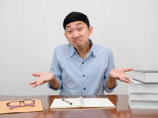 Asiatische Geschäftsmann Sitzen Schreibtisch Fühlt Sich Über Arbeit Geste Die — Stockfoto