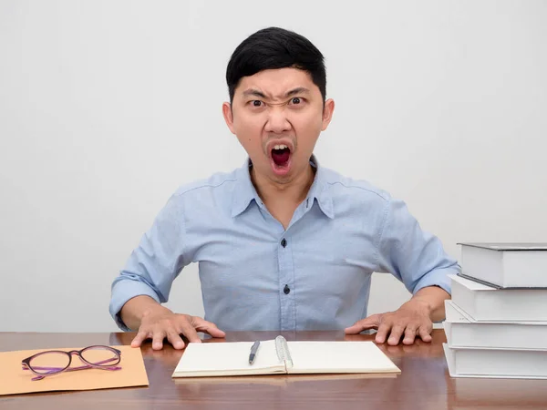 Asiatischer Geschäftsmann Sitzt Arbeitstisch Und Ist Wütend — Stockfoto