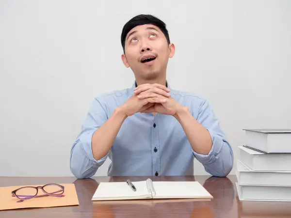 Positive Asiatische Geschäftsmann Sitzen Arbeitstisch Geste Blick Nach Oben — Stockfoto
