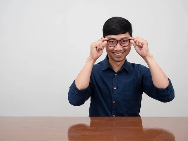 Asijský Podnikatel Nosí Brýle Sedět Stolem Sebevědomý Úsměv Dívá Vás — Stock fotografie