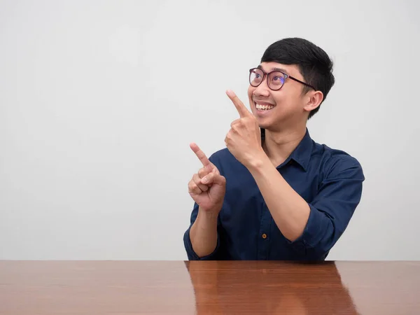 Pozitif Asyalı Işadamı Gözlük Takıyor Gülümsüyor Işaret Parmağı Kullanıyor — Stok fotoğraf