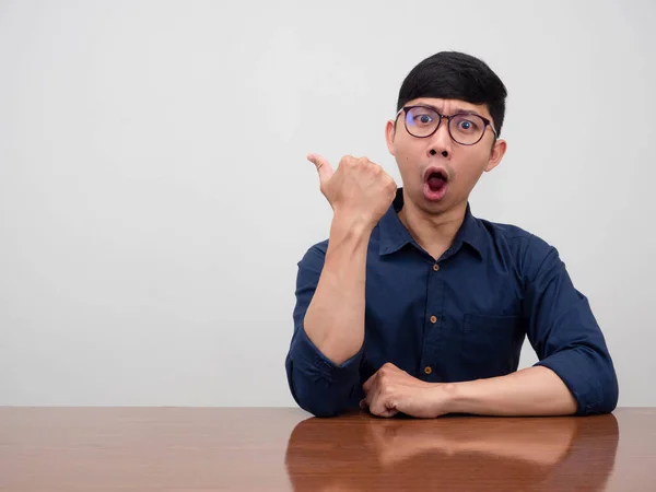 Pozitivní Asijský Podnikatel Nosit Brýle Gesto Ohromen Poitn Prst Kopírovat — Stock fotografie