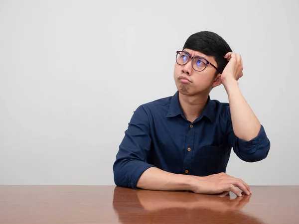 Asiatische Geschäftsmann Mit Brille Sitzen Tisch Fühlt Zweifel Kratzkopf Und — Stockfoto