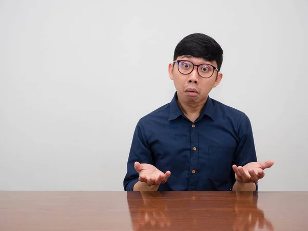 Asiático Homem Negócios Usar Óculos Sentar Mesa Sente Gesto Confuso — Fotografia de Stock
