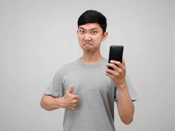Knappe Aziatische Man Zelfverzekerd Gezicht Houden Smart Phone Show Duim — Stockfoto