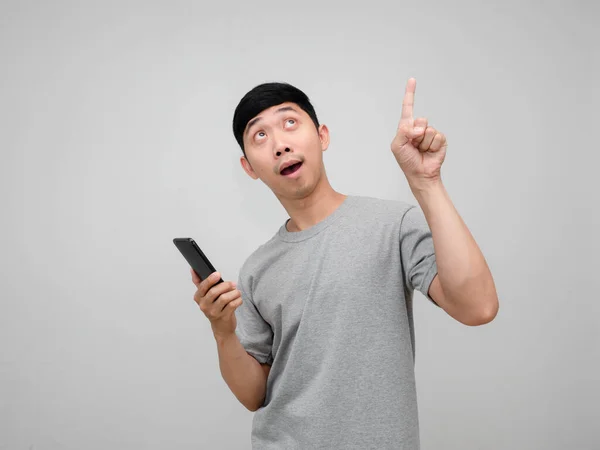 Positieve Man Grijs Shirt Met Smart Phone Gebaar Wijzen Vinger — Stockfoto