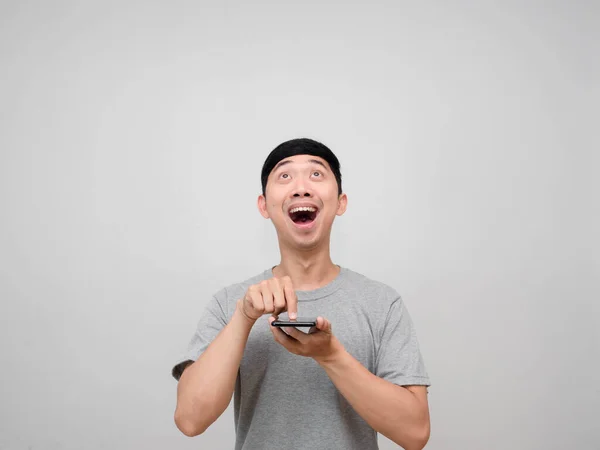 Aziatisch Man Grijs Shirt Druk Vinger Smart Phone Voelt Opgewonden — Stockfoto
