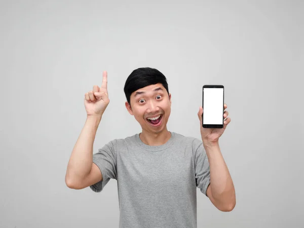 Aziatisch Man Grijs Shirt Tonen Smartphone Wit Scherm Voelt Opgewonden — Stockfoto