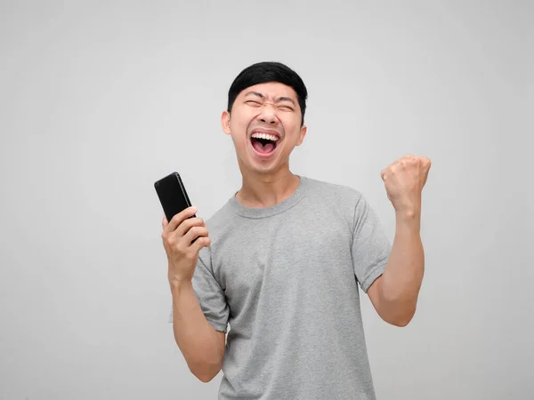 Jonge Aziatische Man Met Mobiele Telefoon Show Vuist Omhoog Voelt — Stockfoto