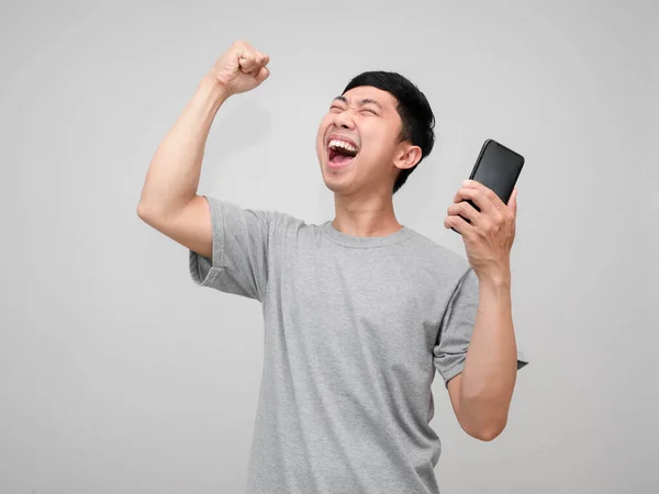 Positieve Aziatische Man Houdt Mobiele Telefoon Show Vuist Omhoog Voelt — Stockfoto