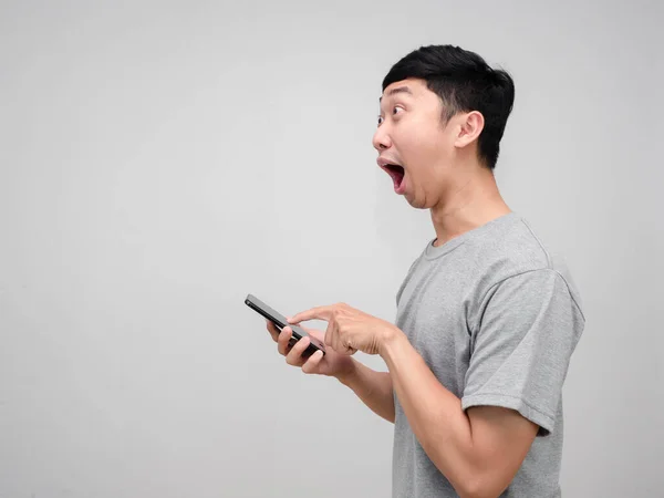 Man Grijs Shirt Voelt Geschokt Gebaar Pers Smart Phone Zijn — Stockfoto