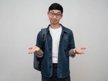 Yakışıklı, pozitif erkek gömleği, gözlük takıyor. Ellerini kaldır ve kafanı karıştır.